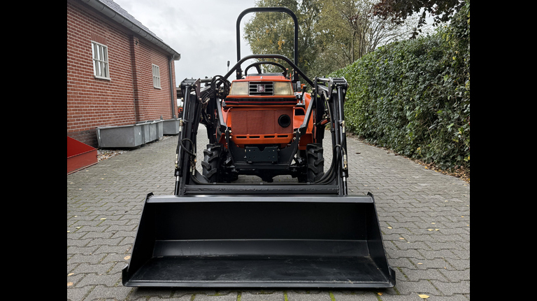 Kubota B1-17 mit Frontlader ab 125 € pro Monat.